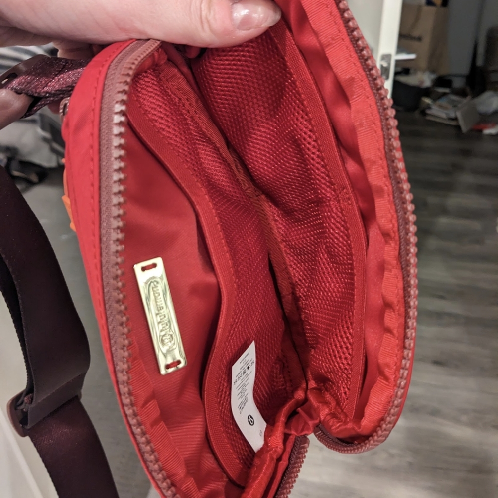 Lululemon Everywhere Belt Bag NWOT - Picture 4 of 5